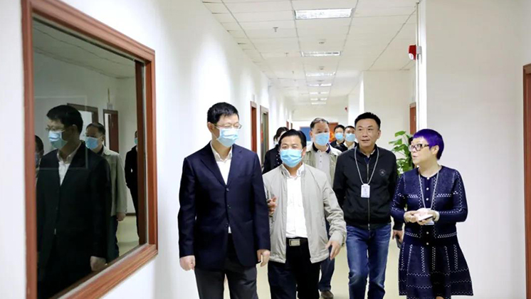 省政府口岸辦副主任、省商務(wù)廳口岸處處長(zhǎng)羅專一行蒞臨炬神電子開(kāi)展聯(lián)點(diǎn)服務(wù)工作